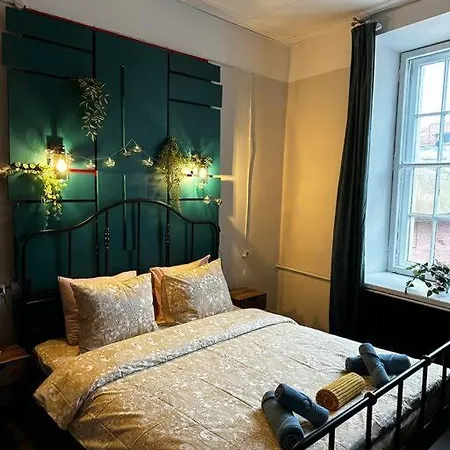 For Big Group - 6 Bedrooms & 2 Same House טאלין