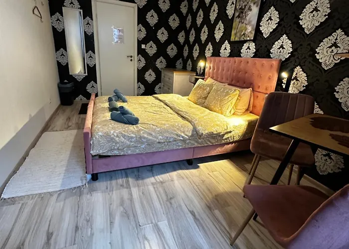 Apartment For Big Group - 6 Bedrooms & 2 Same House *