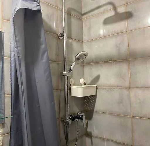 Apartment For Big Group - 6 Bedrooms & 2 Same House *