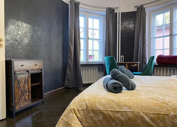 Apartment For Big Group - 6 Bedrooms & 2 Same House *