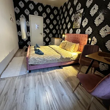 Apartment For Big Group - 6 Bedrooms & 2 Same House *