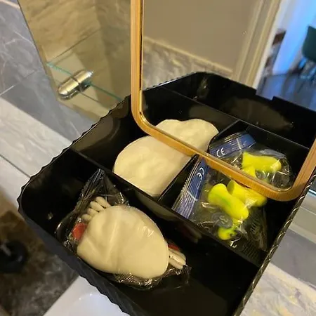 Apartment For Big Group - 6 Bedrooms & 2 Same House *