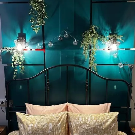 Apartment For Big Group - 6 Bedrooms & 2 Same House