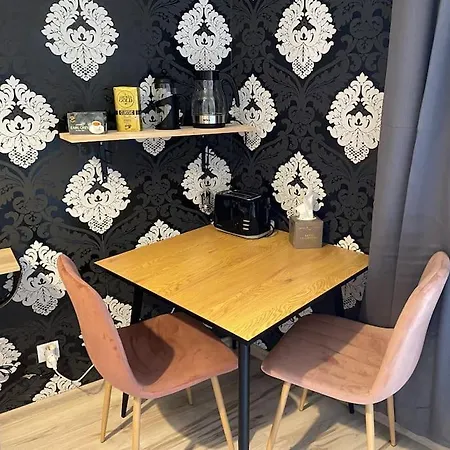 Apartment For Big Group - 6 Bedrooms & 2 Same House *